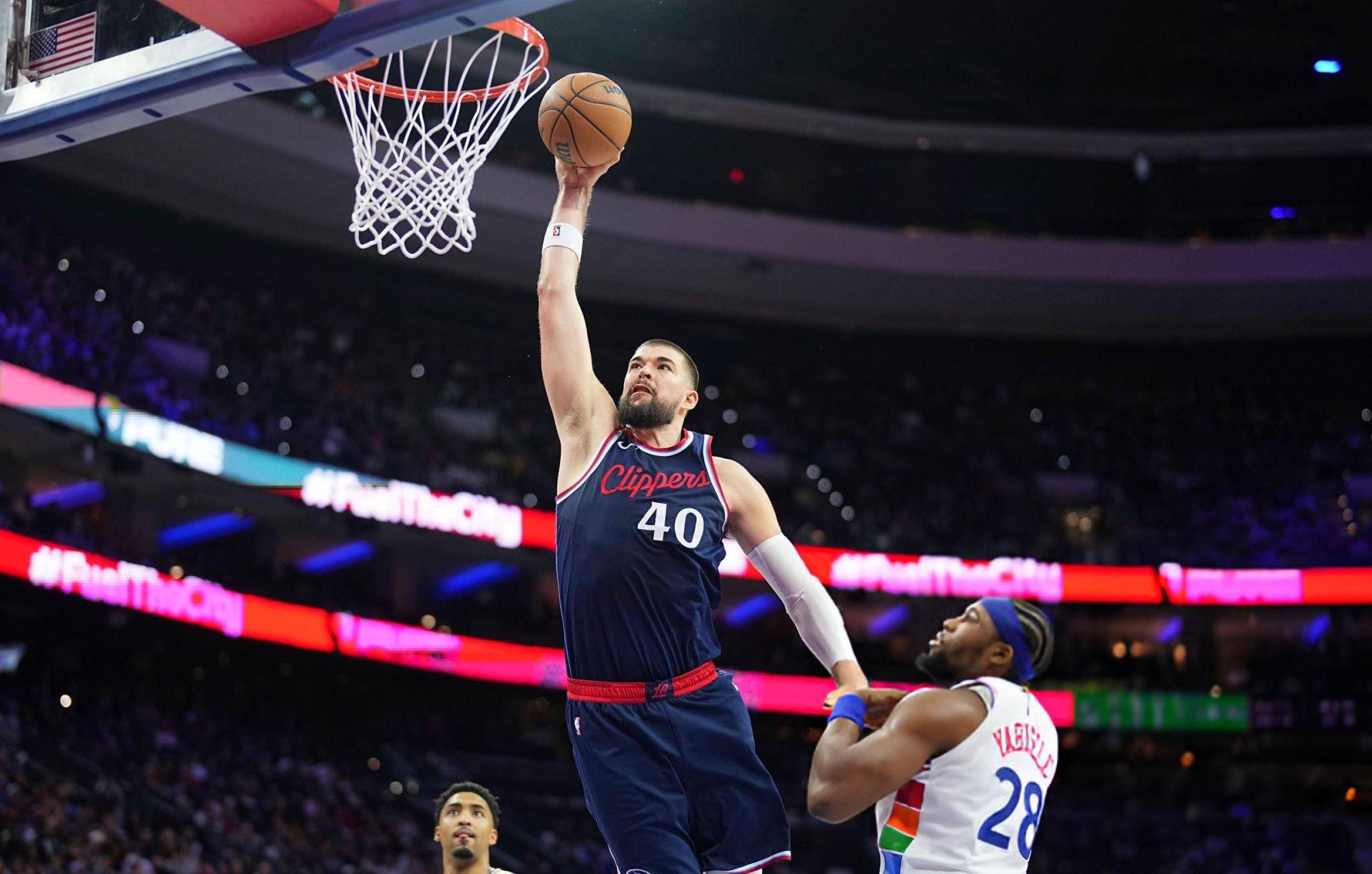 包含快船凭借哈勒尔关键时刻稳住比赛，战胜马刺的词条