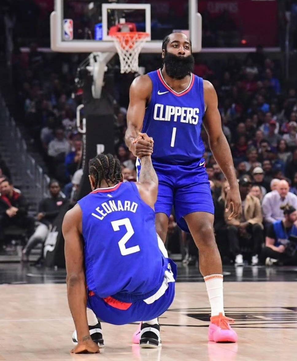 爱游戏在线-快船主将受伤下场，球队遭遇困境