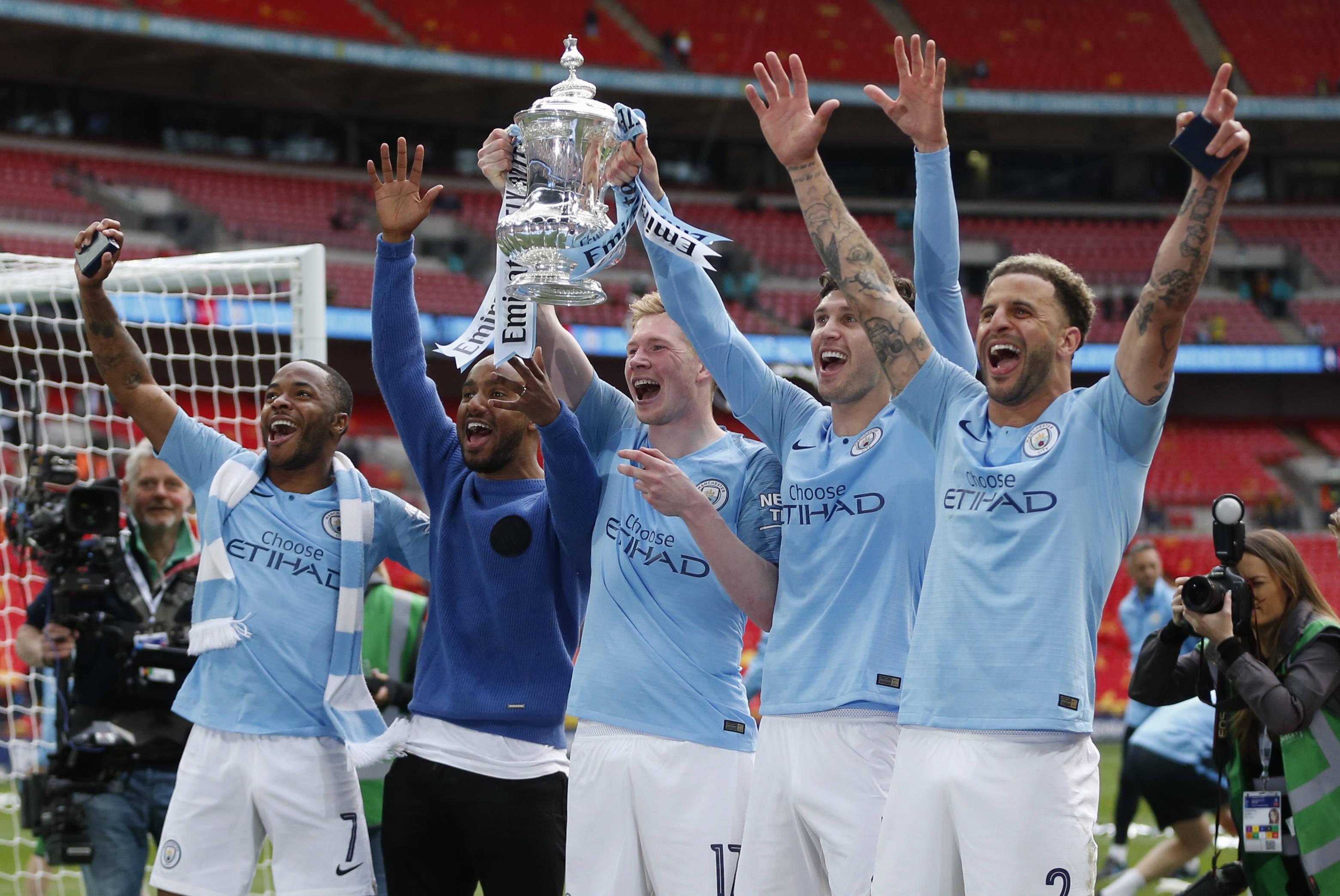 爱游戏在线-西甲联赛继续进行，豪门球队力争冠军宝座