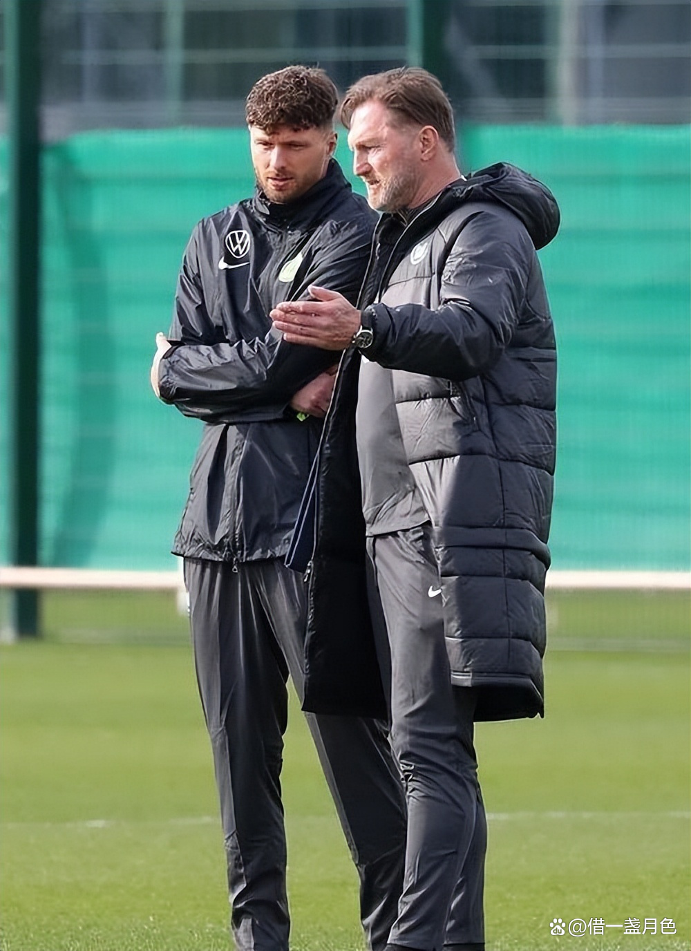 爱游戏-沃尔夫斯堡客场大胜沙尔克，德甲榜首之争再添悬念的简单介绍