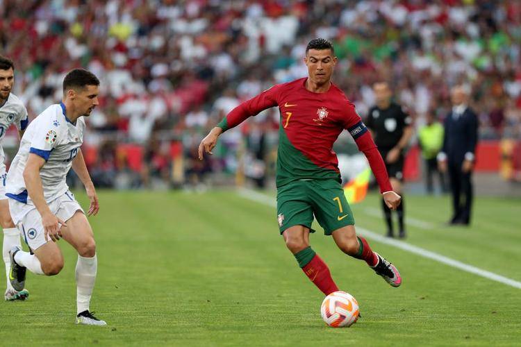 爱游戏官方入口-欧国联赛事精彩纷呈，强队争相亮剑，决一胜负的简单介绍