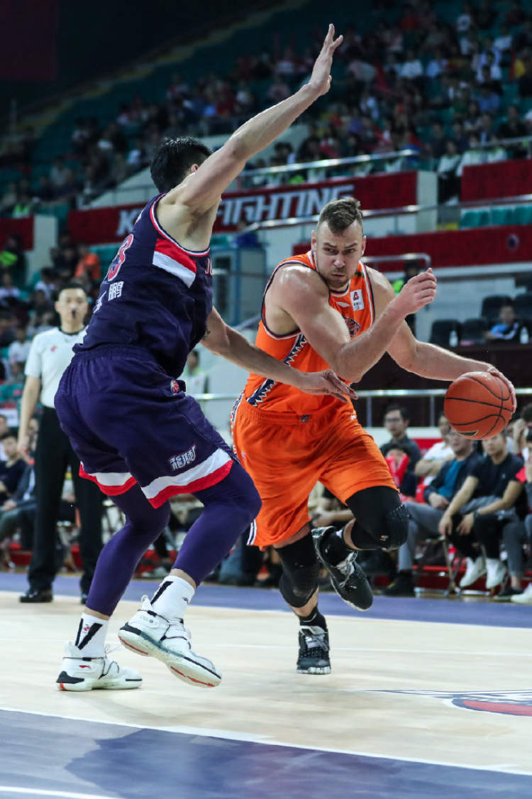 贵州男篮遭遇连败，战绩下滑状态不佳