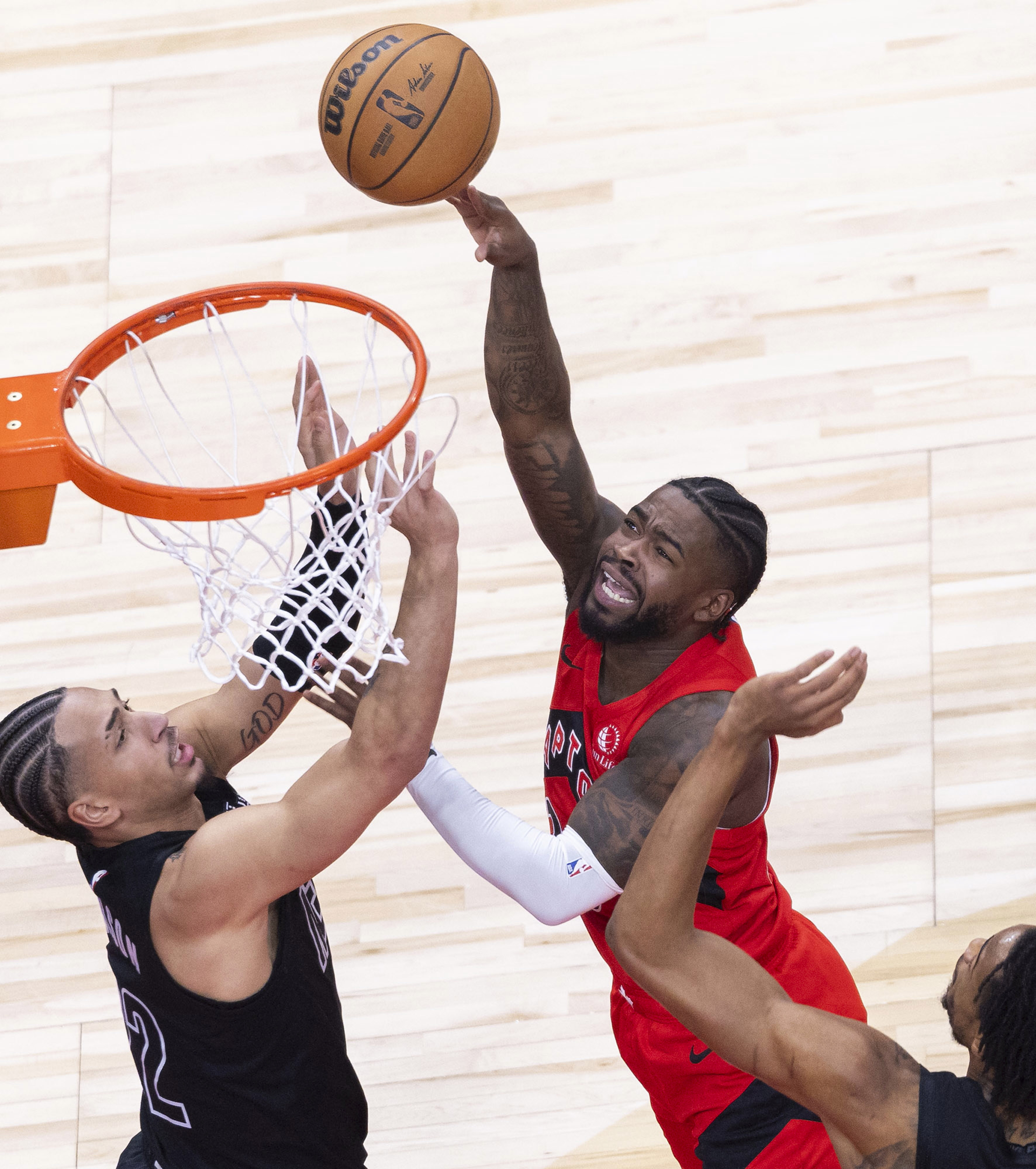 猛龙禁区防守强硬,对手难以突破 猛龙禁区防守强硬,对手难以突破