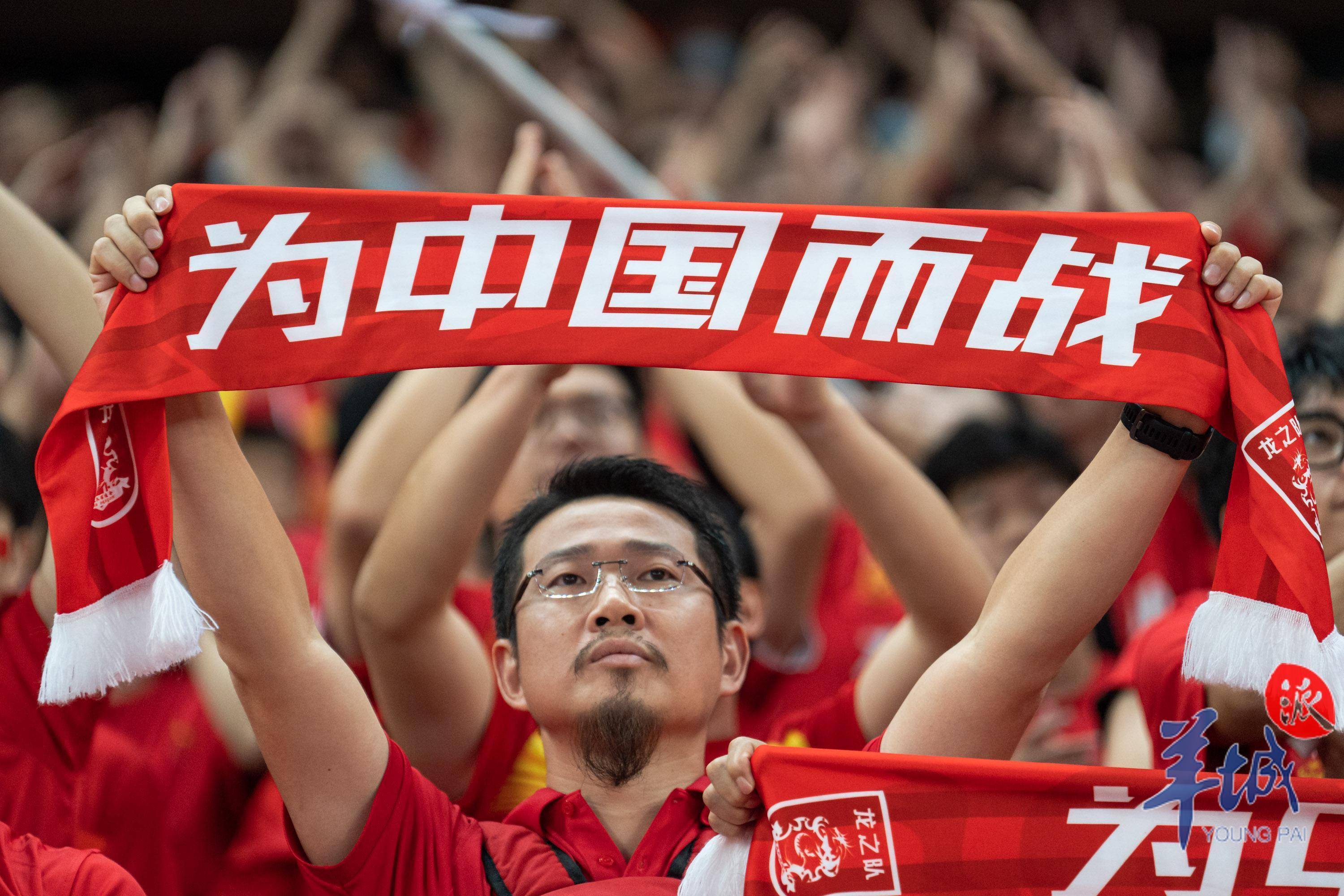 爱游戏在线-热情球迷共同见证中国足球队晋级决赛的简单介绍