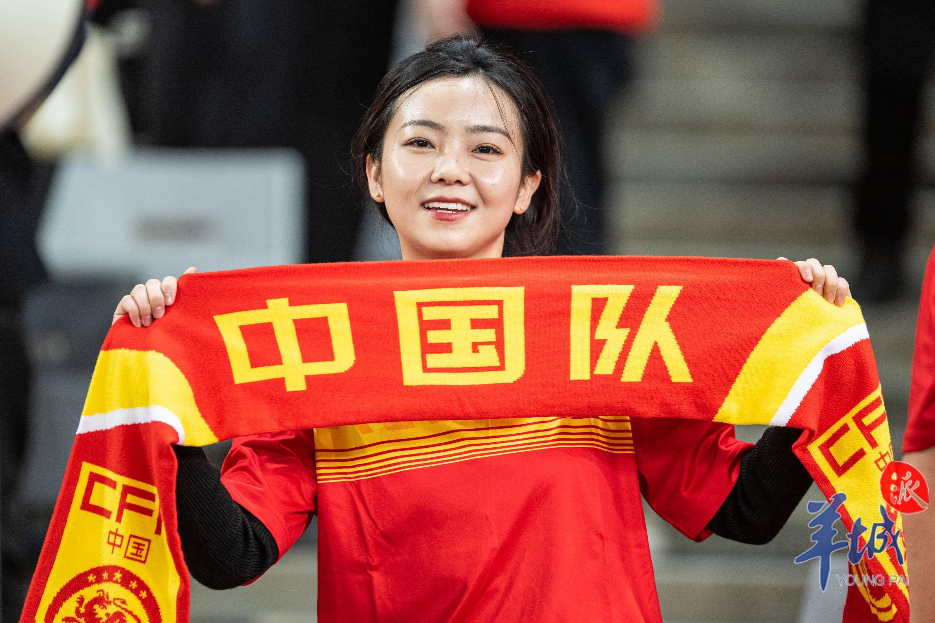 热情球迷共同见证中国足球队晋级决赛的简单介绍 热情球迷共同见证中国足球队晋级决赛的简单介绍