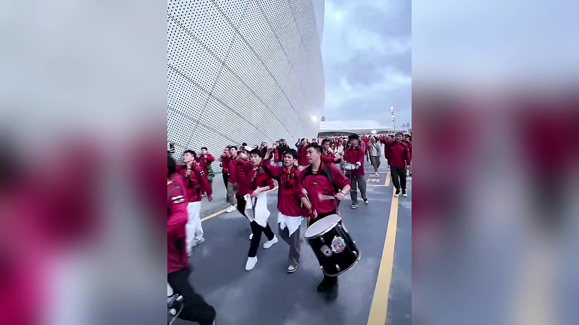 爱游戏官网-包含比赛现场充满激烈气氛，观众齐声呼喊助威的词条