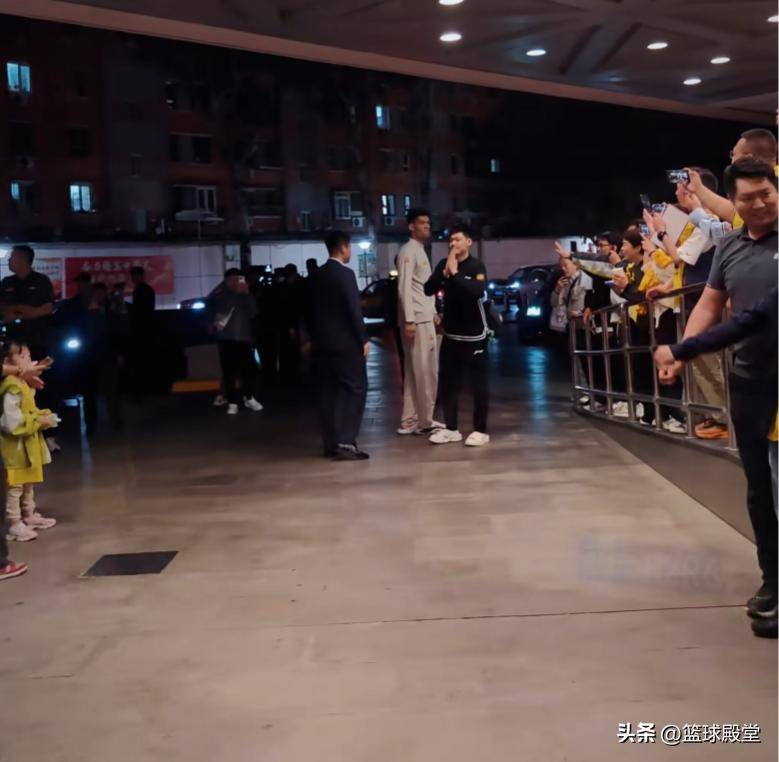 包含比赛现场充满激烈气氛,观众齐声呼喊助威的词条 包含比赛现场充满激烈气氛,观众齐声呼喊助威的词条