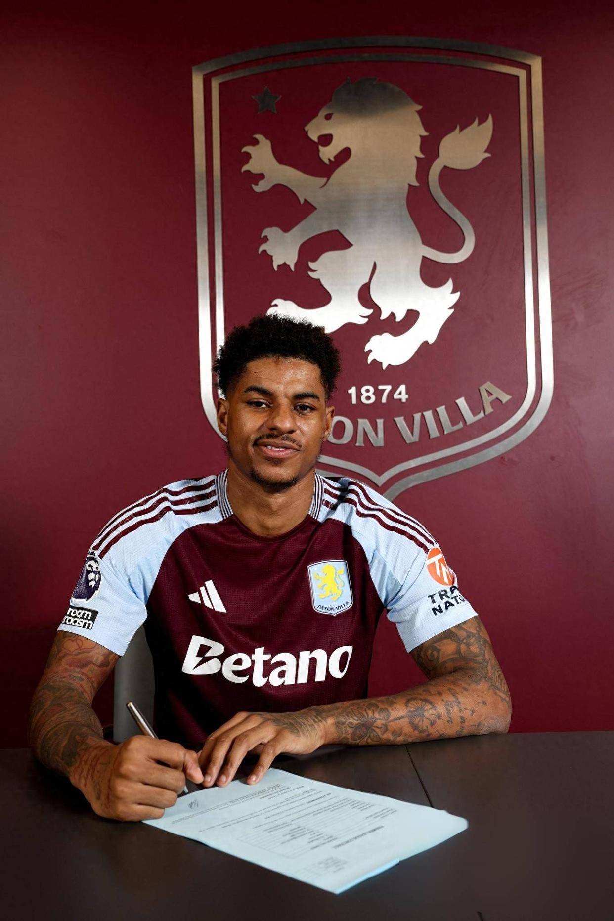 爱游戏官方-曼联前锋拉什福德成为英超最年轻破百球球员，荣耀无尽