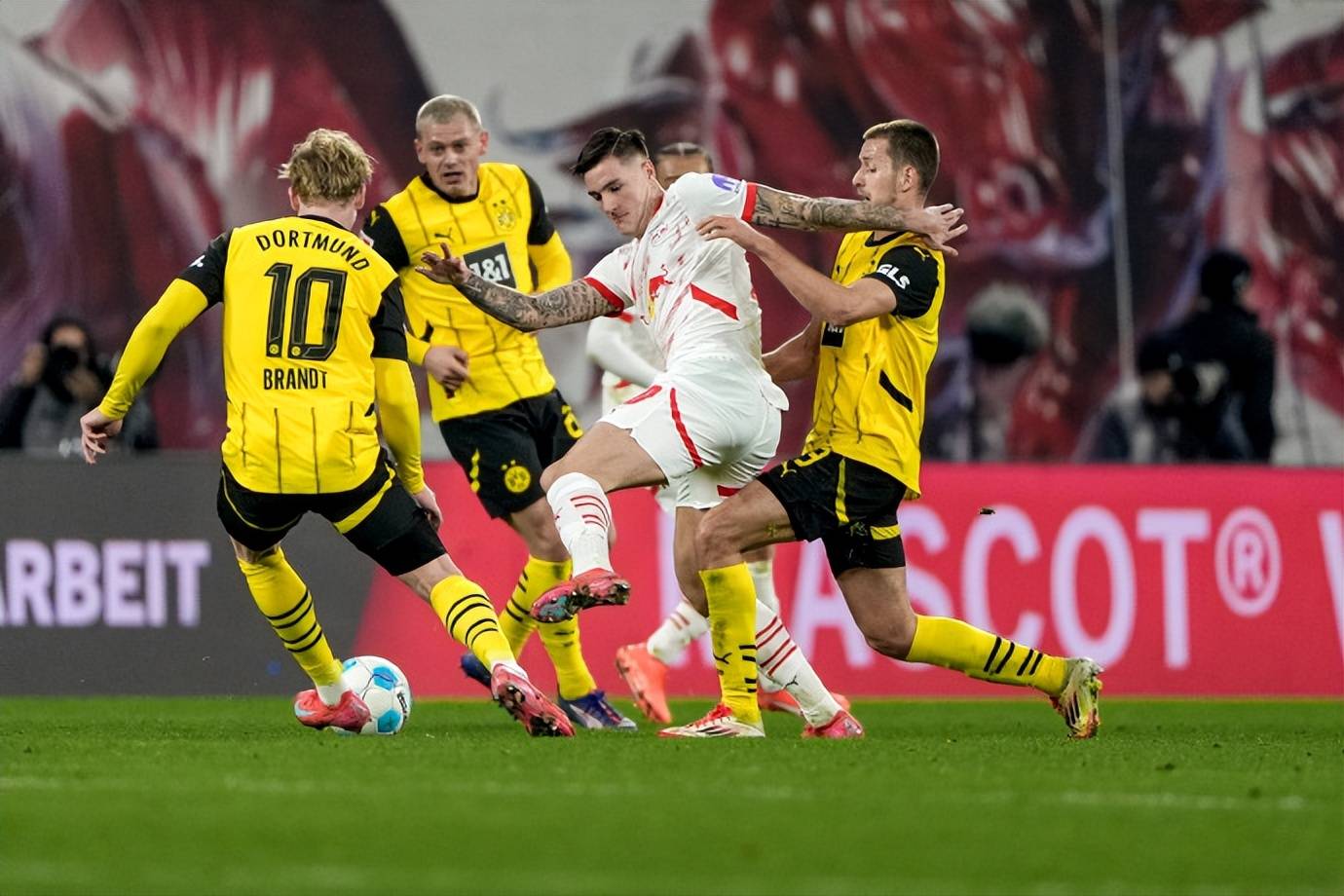 关于多特蒙德客场全取三分，继续保持不败纪录的信息