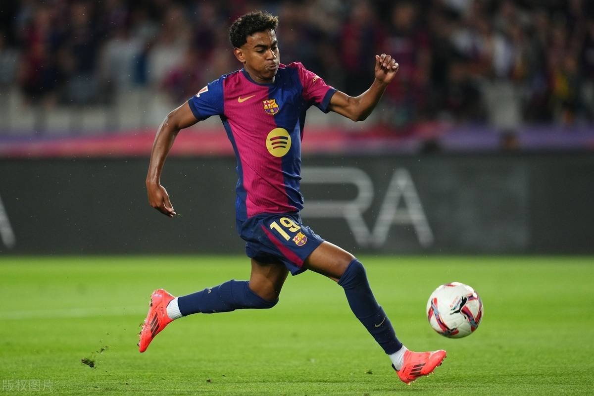 爱游戏APP-包含拜仁慕尼黑胜多特蒙德，莱万多夫斯基梅开二度的词条