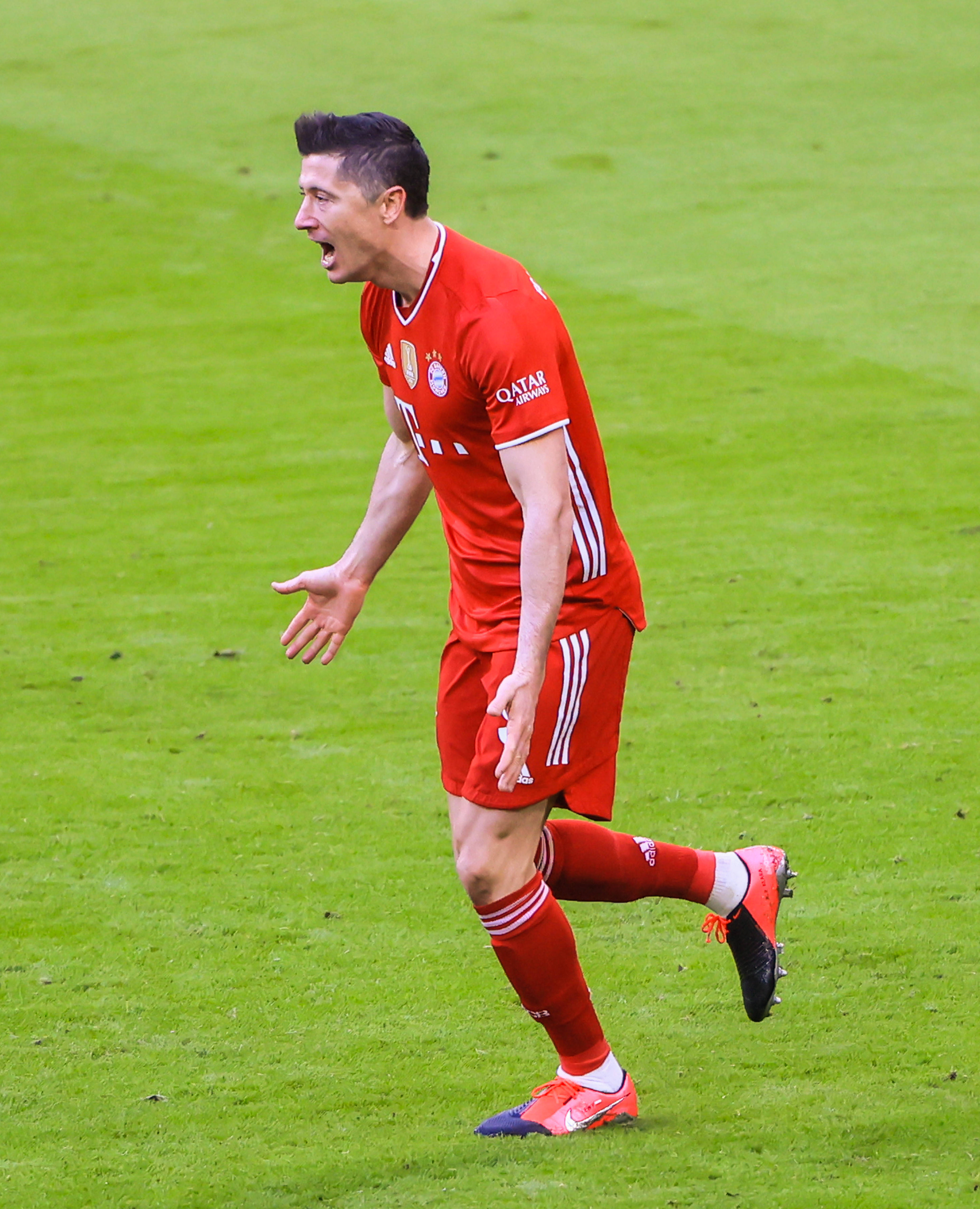 包含拜仁慕尼黑胜多特蒙德，莱万多夫斯基梅开二度的词条