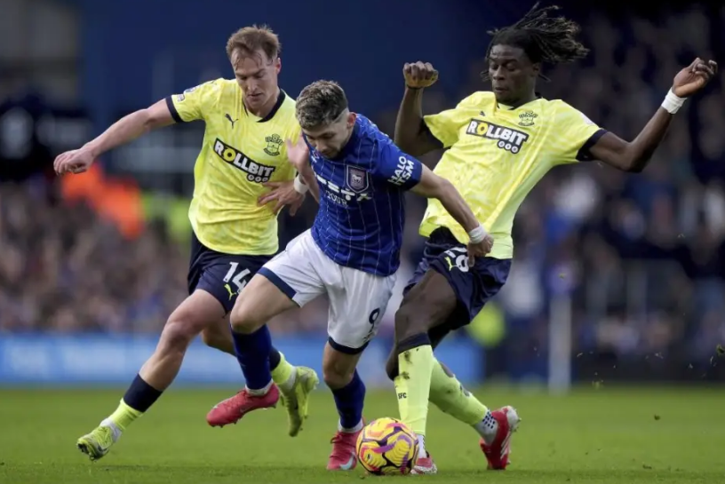 爱游戏在线-南安普顿主场惨败，英超保级形势变得更加困难