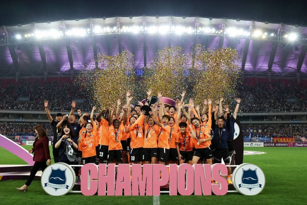 爱游戏下载-球员在国际足球场上取得辉煌胜利