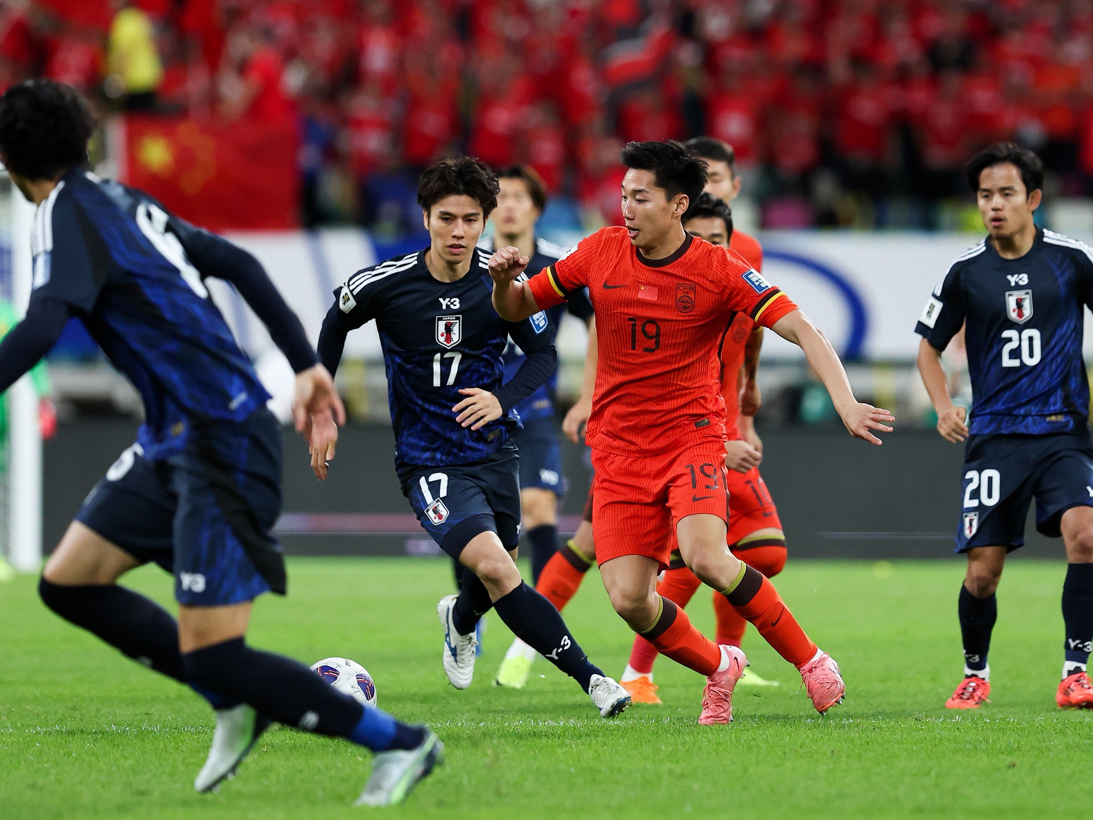 爱游戏在线-国足遭遇葡萄牙碾压，亚洲杯局势紧张