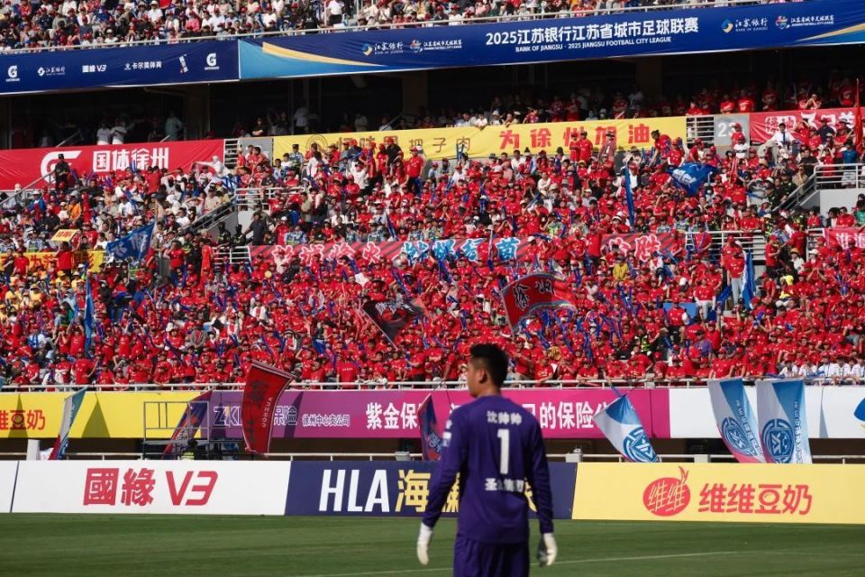 爱游戏APP-比赛中球迷互动热烈，现场气氛炽热的简单介绍