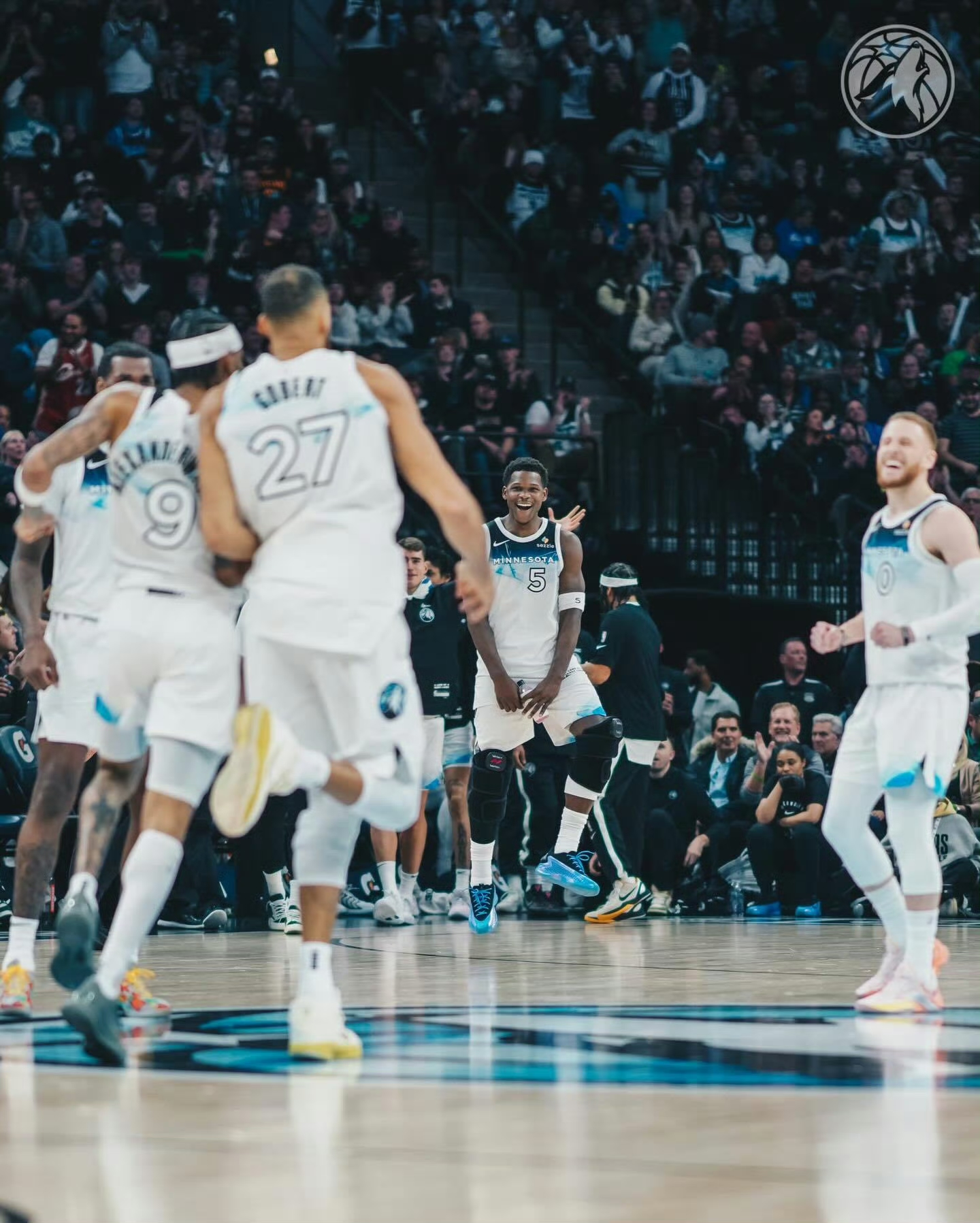 爱游戏官方入口-森林狼遭战狂潮，惨败湖人遭遇封盖风暴